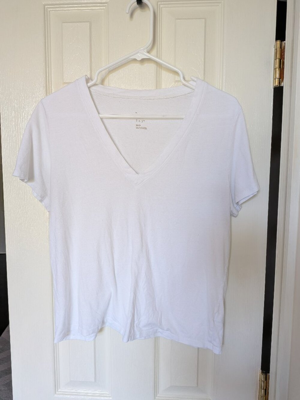 New Day White V-Neck Short Sleeve Tee Medium